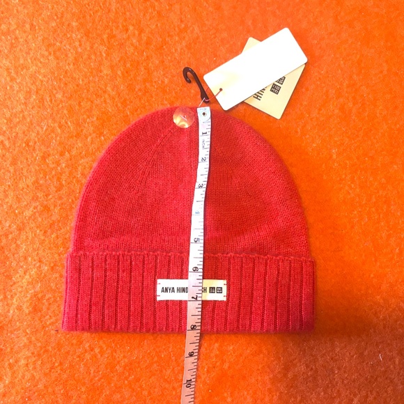 Anya Hindmarch Uniqlo collab red 100% cashmere knitted beanie hat tuque NWT - Picture 8 of 8